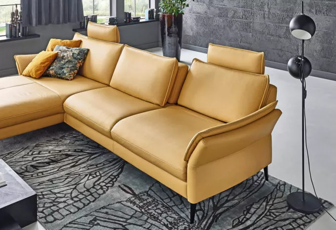 gelbe Couch mit Rückenverstellung