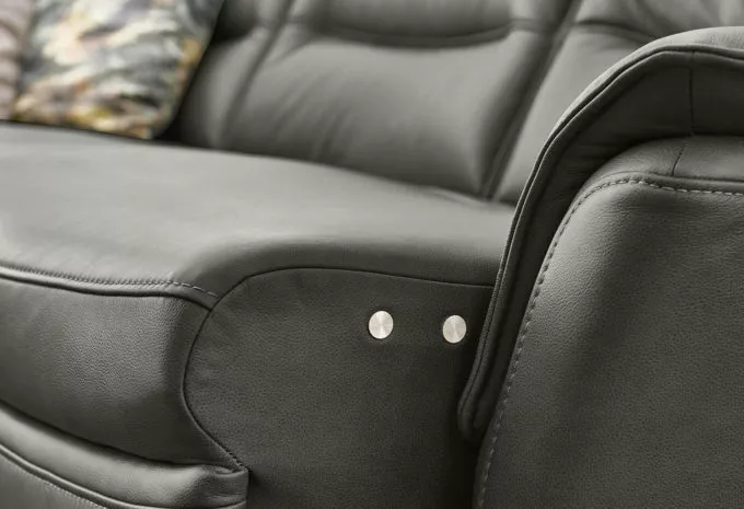 dunkelgraue Couch mit Sitzvorzug im Detail