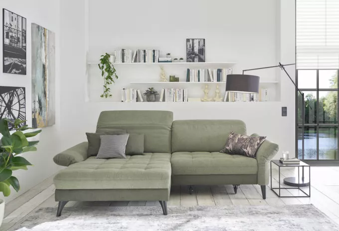 grüne Couch mit Liegefunktion