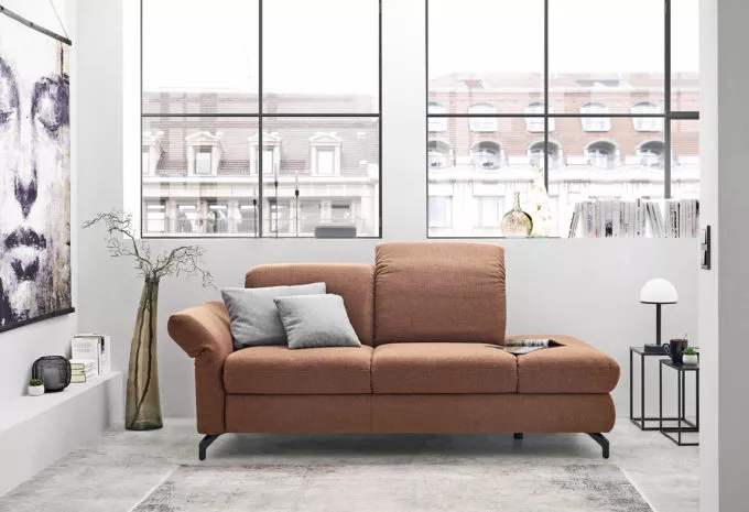 rostfarbene Couch mit verstellbarer Kopflehne