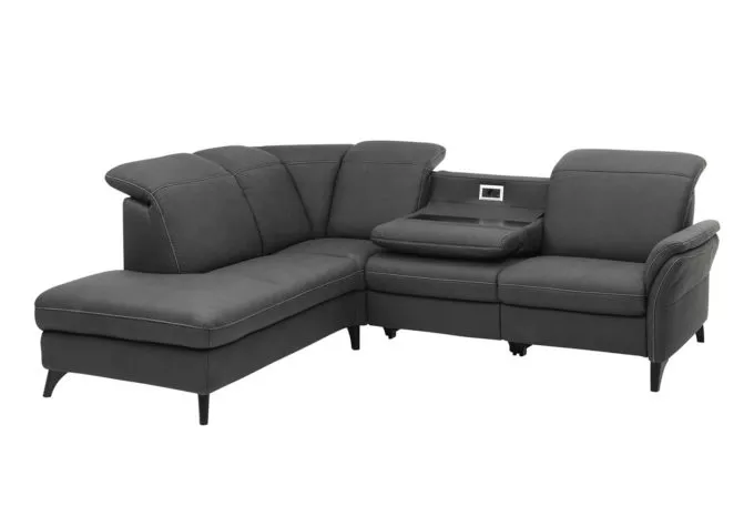 dunkelgraue Couch in L-Form mit Tischfunktion