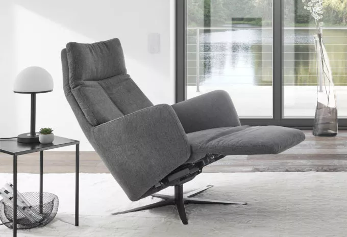 moderner Design-Sessel mit grauem Polster und schwarzem Fuß in verstellbarer Position