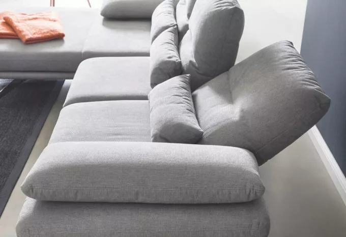 hellgraue Couch mit Rückenverstellung