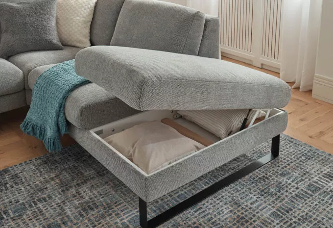 graues Sofa mit geöffnetem Stauraum