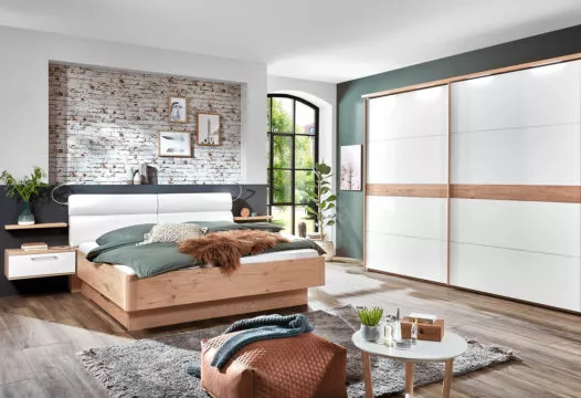 Schlafzimmermöbel im modernen Materialmix aus Holz und weißem Lack