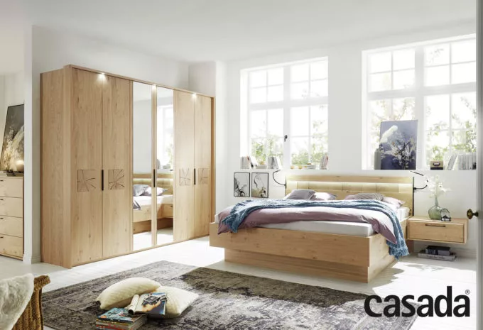 Schlafzimmer aus Holz mit Spiegeltüren