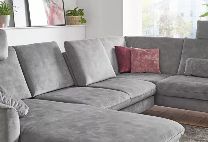 graue Couch mit Sitzvorzug