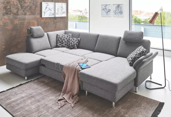 graue Couch mit ausgeklappter Schlaffunktion