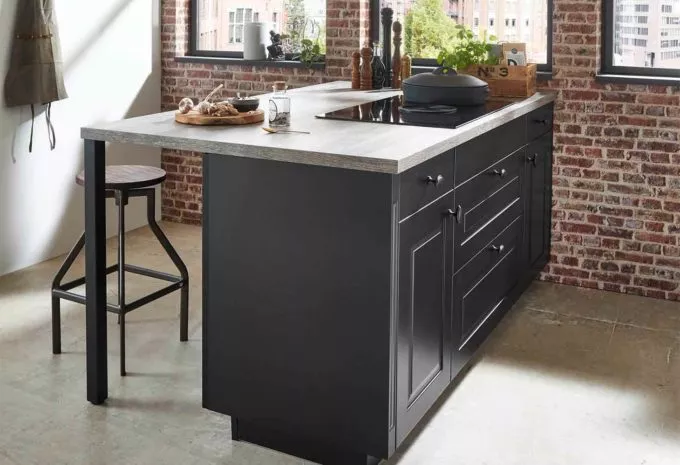 Kücheninsel mit Sitzbereich in schwarz mit hellgrauer Arbeitsplatte