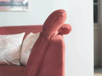rote Couch mit Kopfteilverstellung